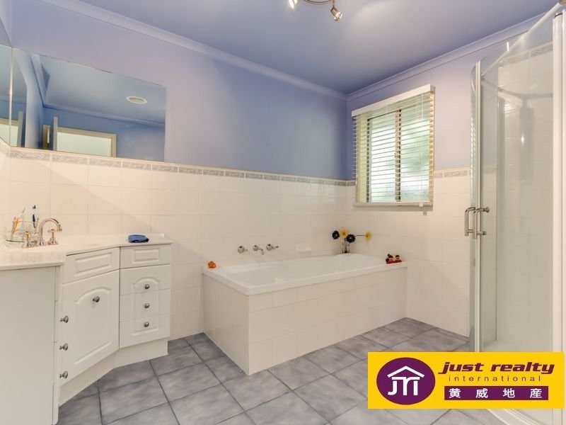 10 St Boswells Ave, Berwick VIC 3806