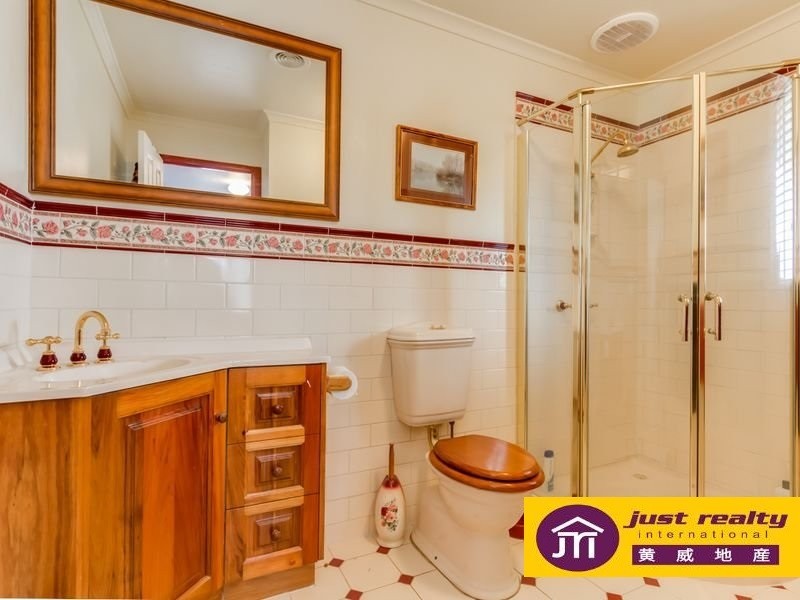 10 St Boswells Ave, Berwick VIC 3806