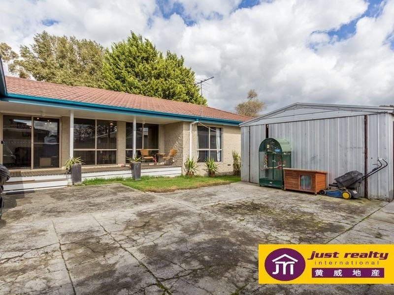 10 St Boswells Ave, Berwick VIC 3806