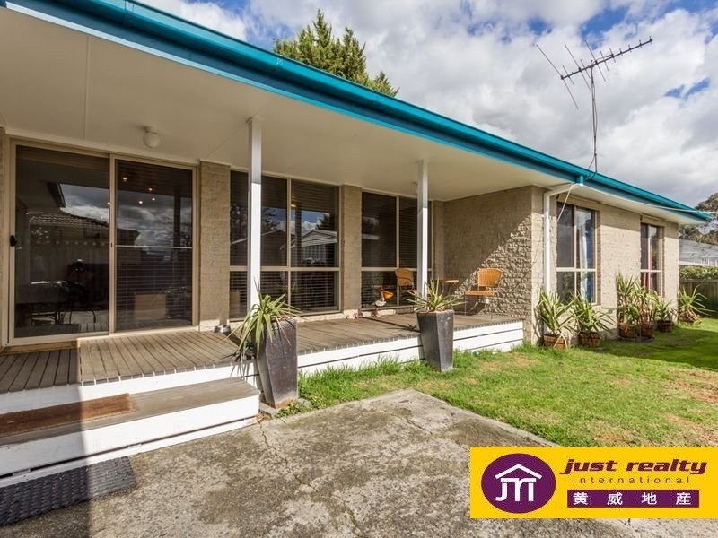 10 St Boswells Ave, Berwick VIC 3806