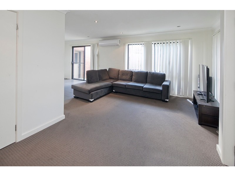 1/11 Laburnum Grove, Doveton VIC 3177