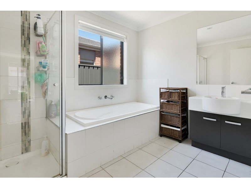 38 Hal Porter Terrace, Lynbrook VIC 3975