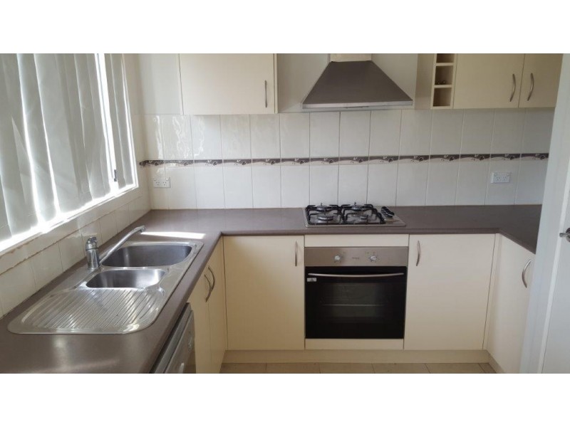 4/107 Breens Rd, Cranbourne West VIC 3977