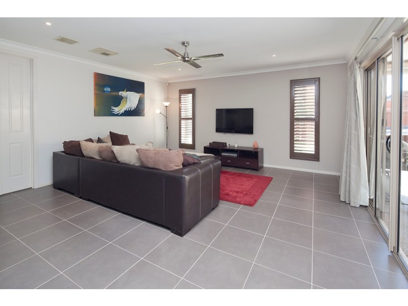 14 Lakeside Drive, Berwick VIC 3806