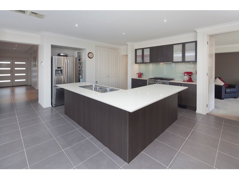 14 Lakeside Drive, Berwick VIC 3806