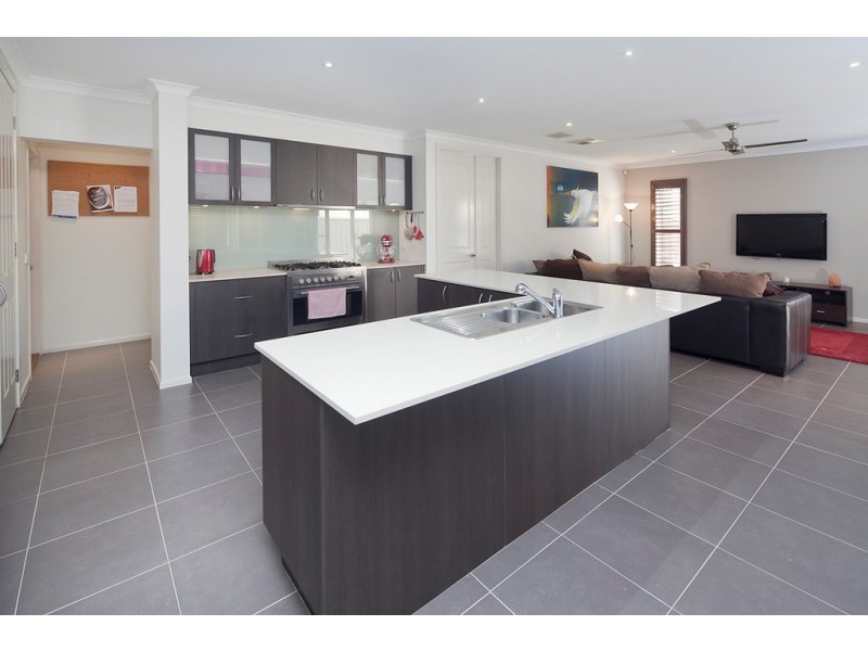 14 Lakeside Drive, Berwick VIC 3806