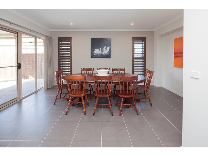 14 Lakeside Drive, Berwick VIC 3806