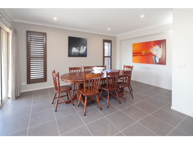 14 Lakeside Drive, Berwick VIC 3806