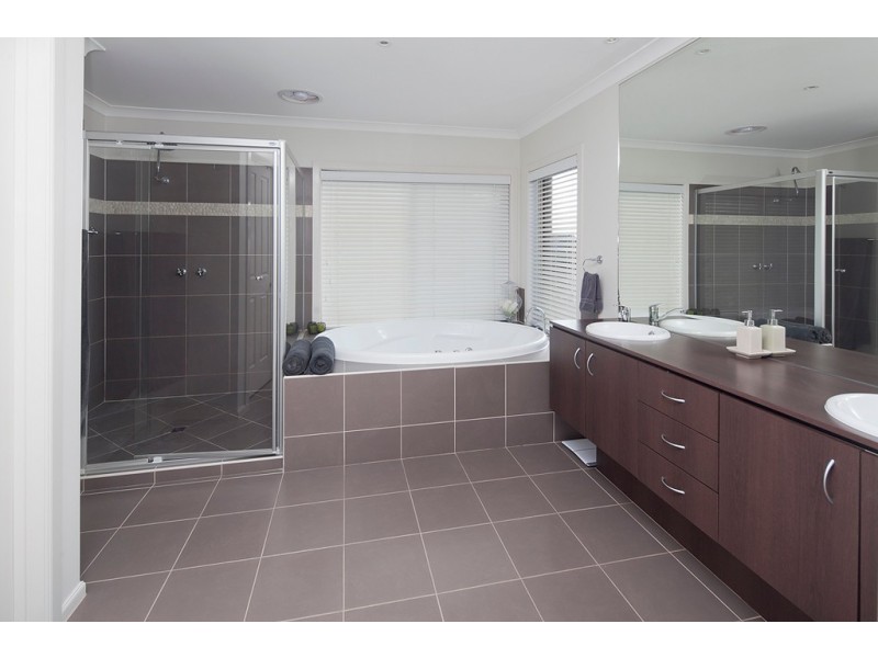 14 Lakeside Drive, Berwick VIC 3806