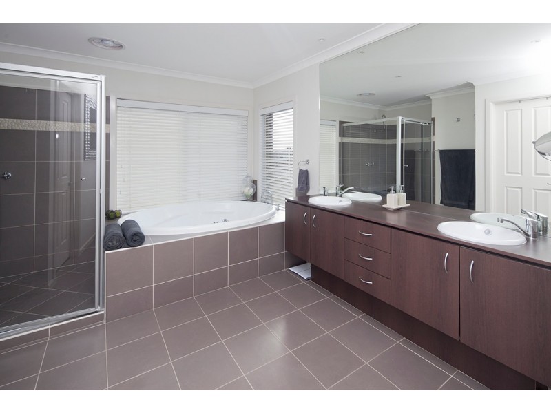 14 Lakeside Drive, Berwick VIC 3806