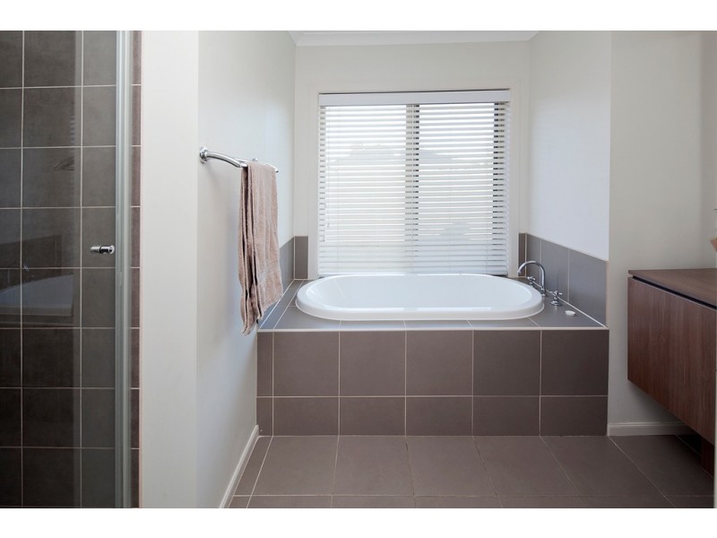 14 Lakeside Drive, Berwick VIC 3806