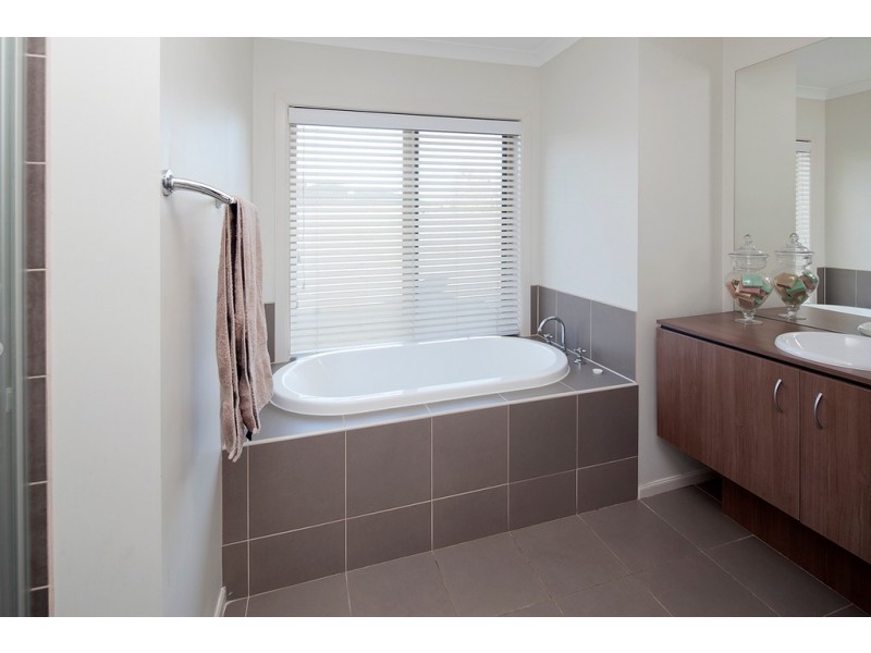 14 Lakeside Drive, Berwick VIC 3806