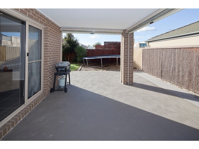 14 Lakeside Drive, Berwick VIC 3806