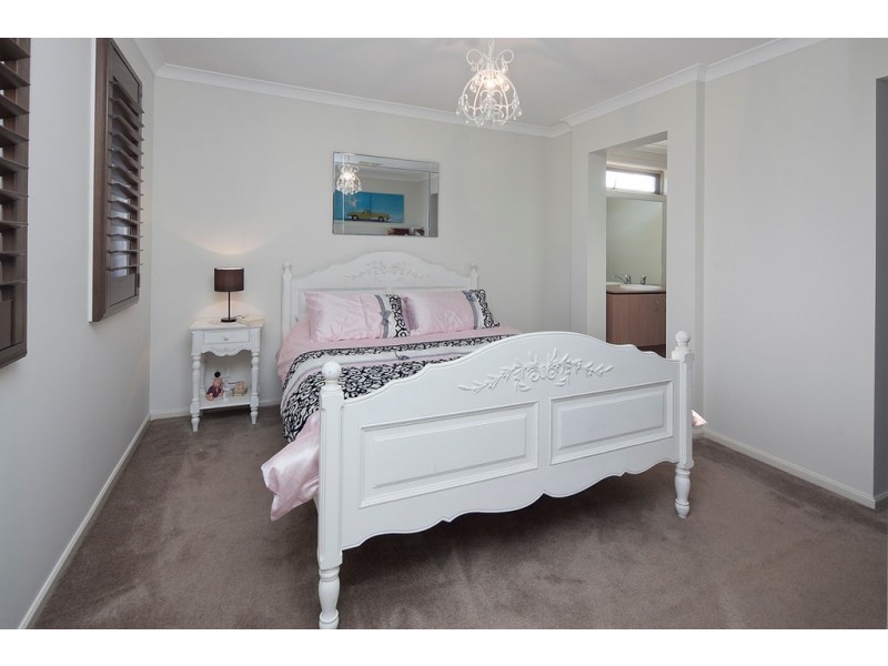 14 Lakeside Drive, Berwick VIC 3806