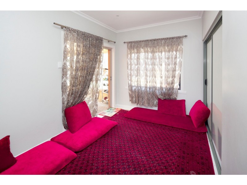 8 Burrows Ave, Dandenong VIC 3175
