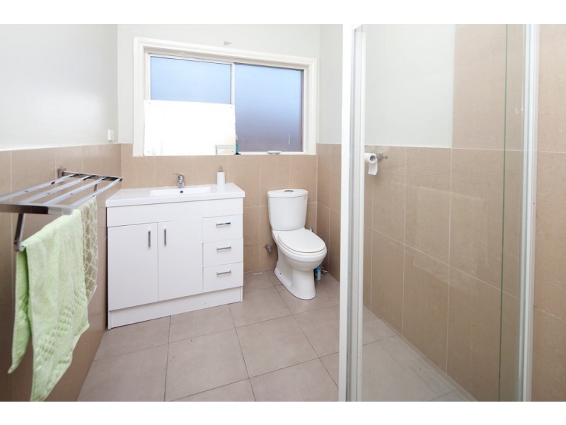 8 Burrows Ave, Dandenong VIC 3175