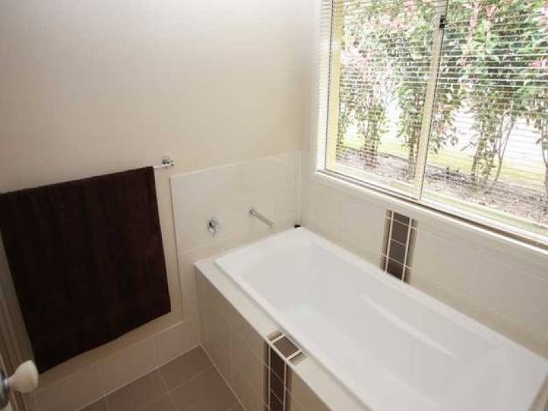 4 Twynam Mews, Pacific Pines QLD 4211