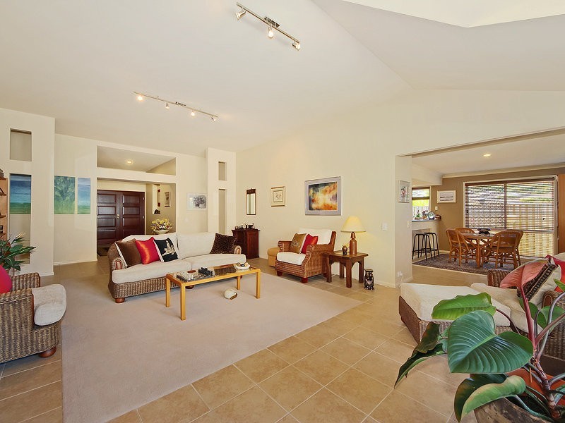 6 Springwood Avenue, Pacific Pines QLD 4211