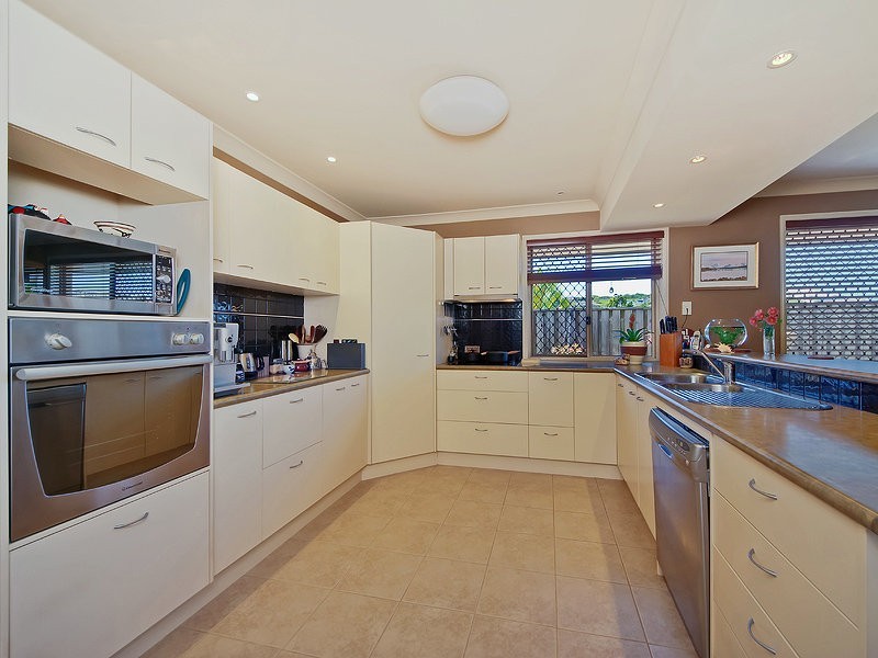 6 Springwood Avenue, Pacific Pines QLD 4211