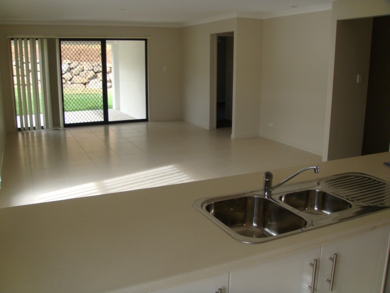 17 Hawkesbury Avenue, Pacific Pines QLD 4211