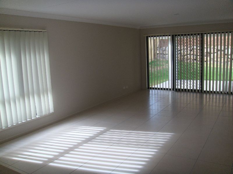 17 Hawkesbury Avenue, Pacific Pines QLD 4211