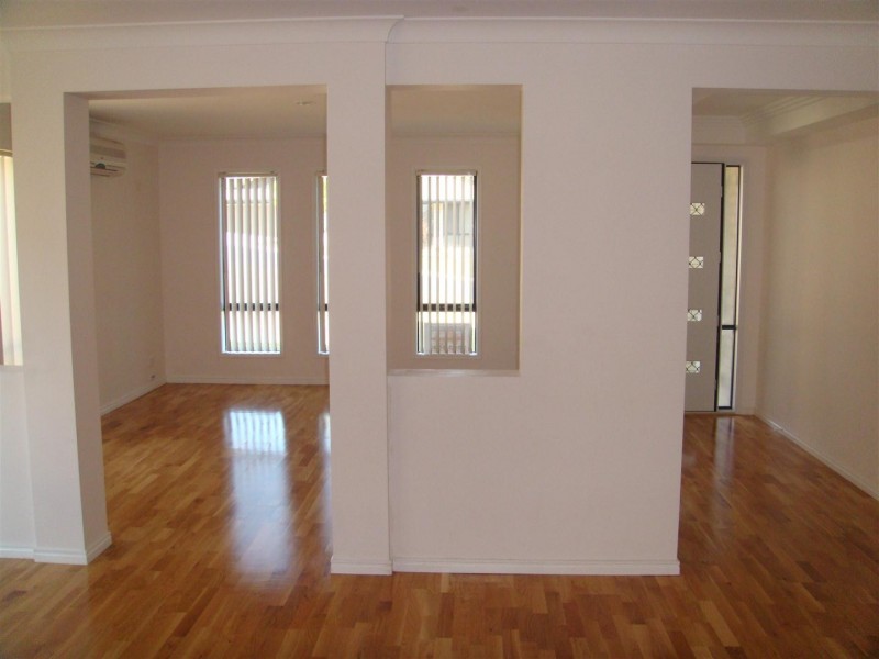 15 Chesterton Street, Pacific Pines QLD 4211