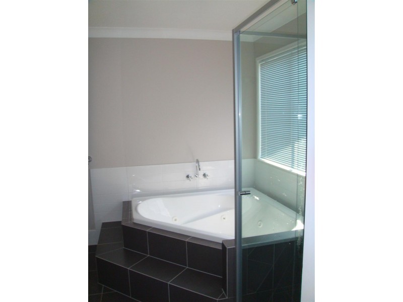 15 Chesterton Street, Pacific Pines QLD 4211