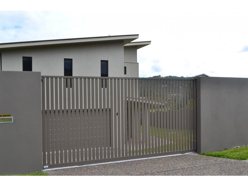 15 Gerard Street, Pacific Pines QLD 4211