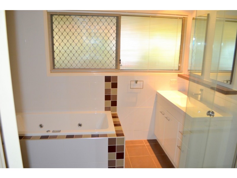 2 Emira Place, Pacific Pines QLD 4211