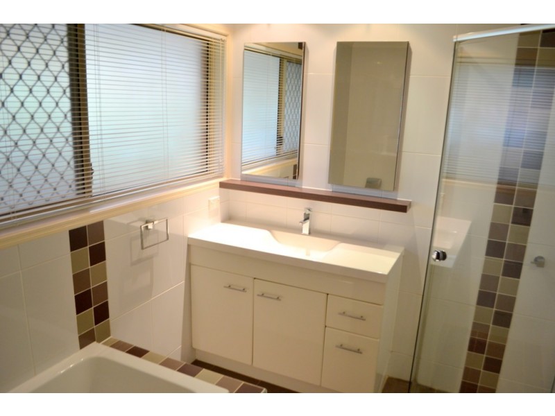 2 Emira Place, Pacific Pines QLD 4211