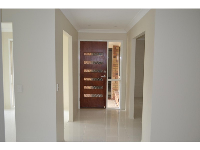 1 Clark Gable, Parkwood QLD 4214