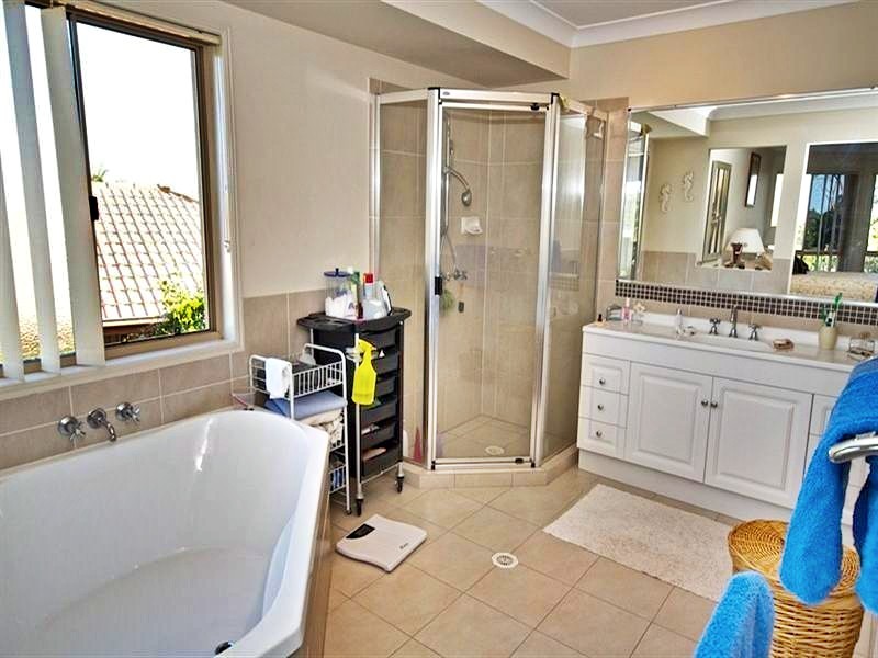 33 Midway Terrace, Pacific Pines QLD 4211