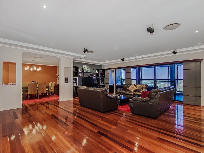 17 Heatons Crescent, Pacific Pines QLD 4211