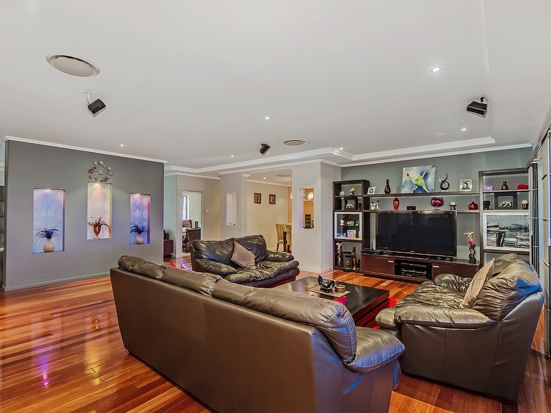 17 Heatons Crescent, Pacific Pines QLD 4211