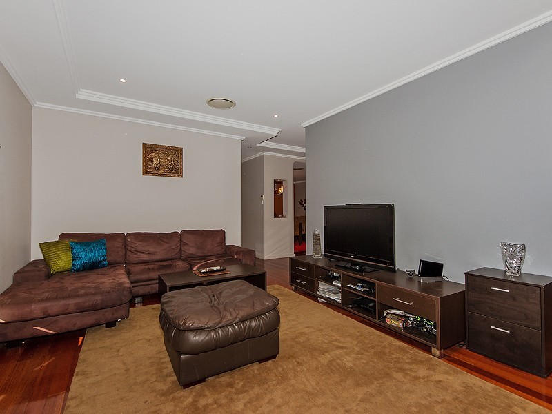 17 Heatons Crescent, Pacific Pines QLD 4211