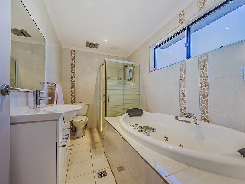 17 Heatons Crescent, Pacific Pines QLD 4211