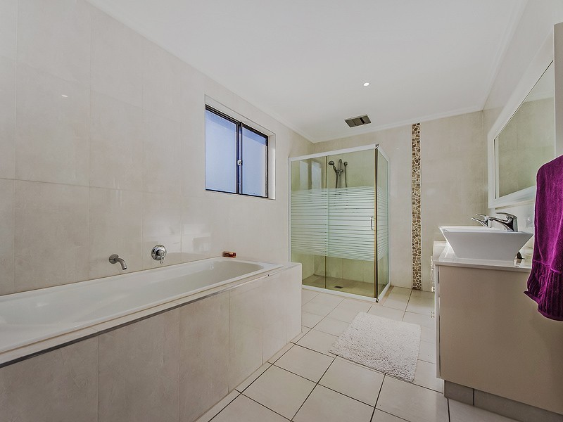 17 Heatons Crescent, Pacific Pines QLD 4211