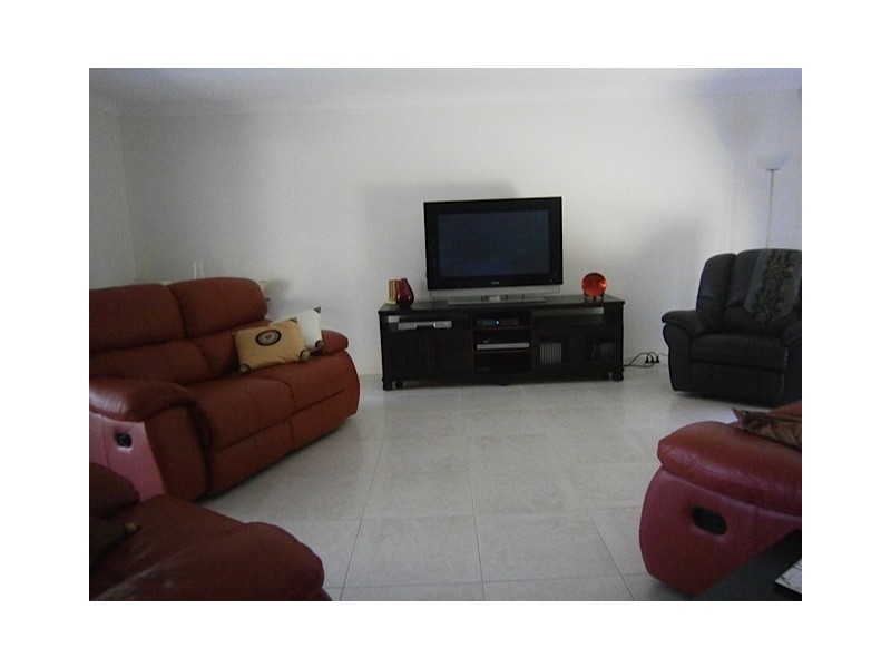 111 Crestwood Dr, Molendinar QLD 4214