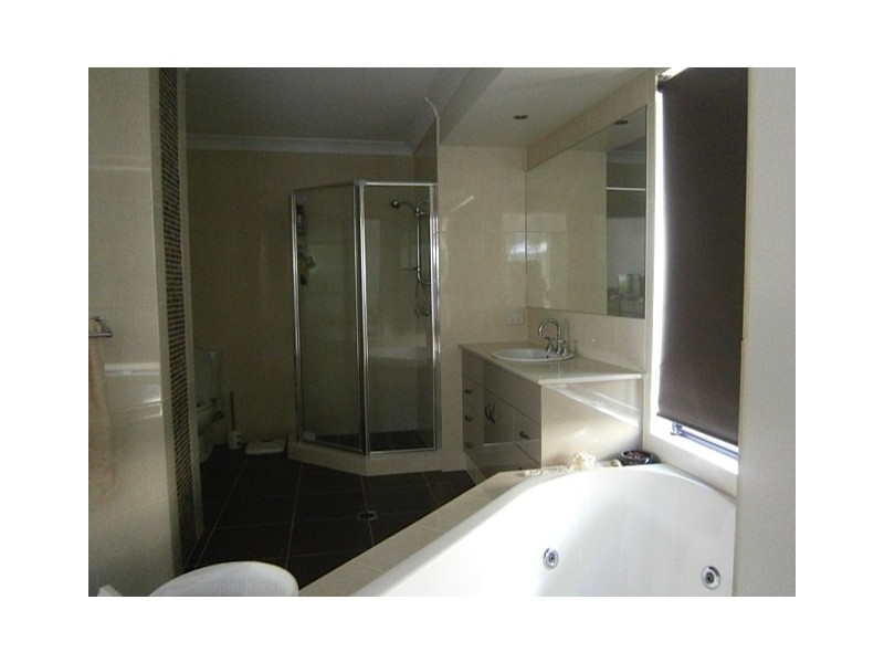 111 Crestwood Dr, Molendinar QLD 4214