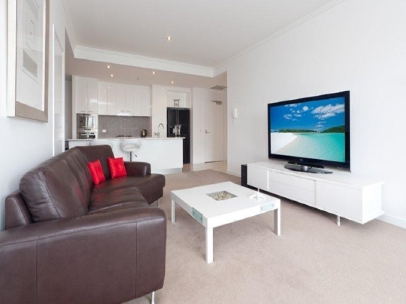 33 T E Peters Drive, Broadbeach Waters QLD 4218