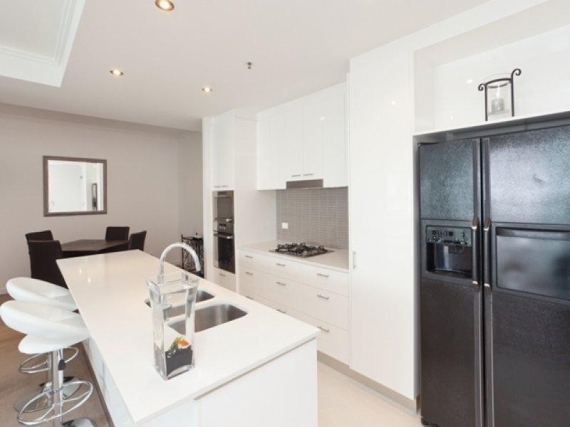 33 T E Peters Drive, Broadbeach Waters QLD 4218