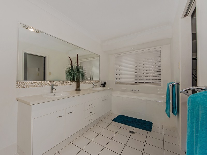 7 Salvado Drive, Pacific Pines QLD 4211