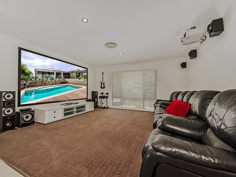 7 Salvado Drive, Pacific Pines QLD 4211