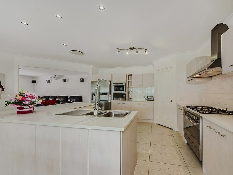 7 Salvado Drive, Pacific Pines QLD 4211