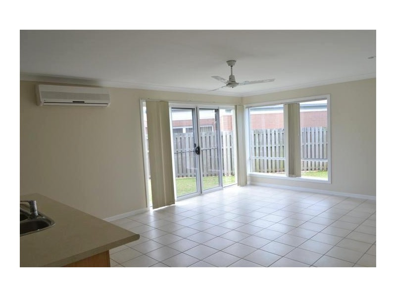 4 Ridgewood Close, Pacific Pines QLD 4211