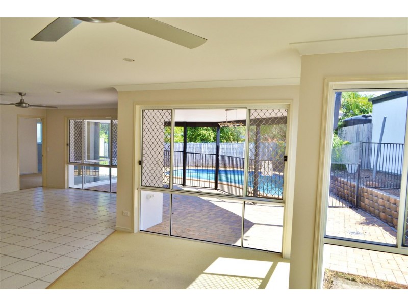 14 Howland Cct, Pacific Pines QLD 4211