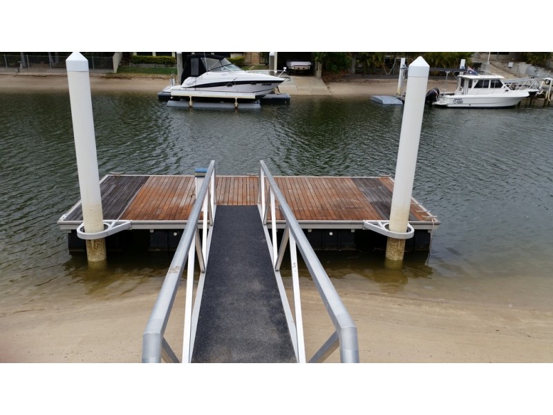 32 Conifer Crescent, Broadbeach Waters QLD 4218