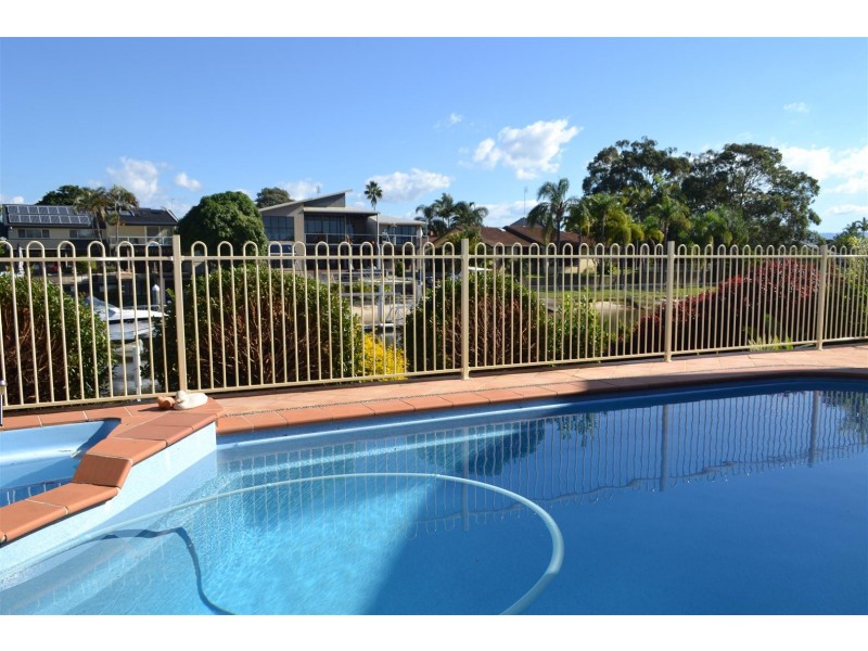 32 Conifer Crescent, Broadbeach Waters QLD 4218