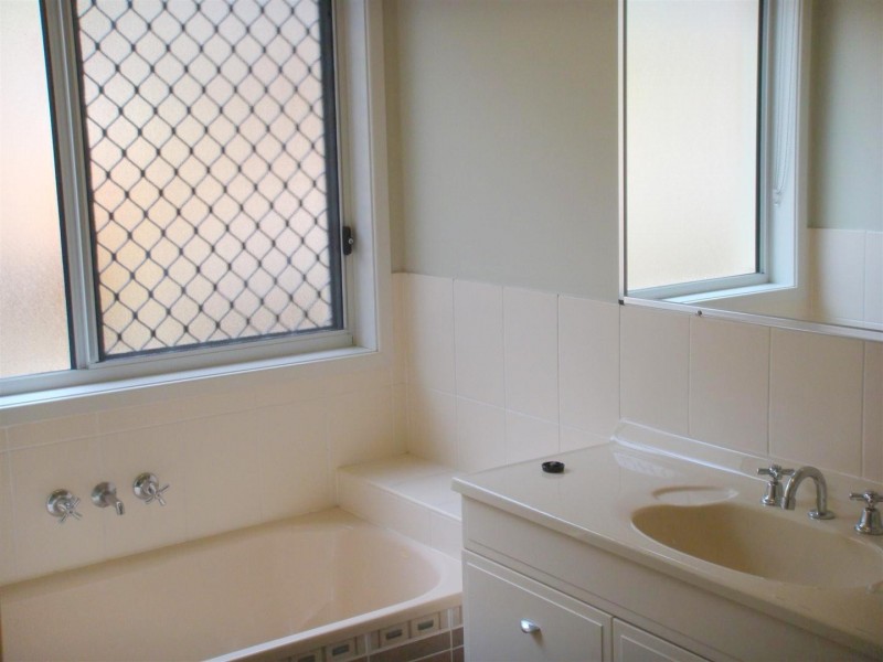 4 Lambert Drive, Maudsland QLD 4210