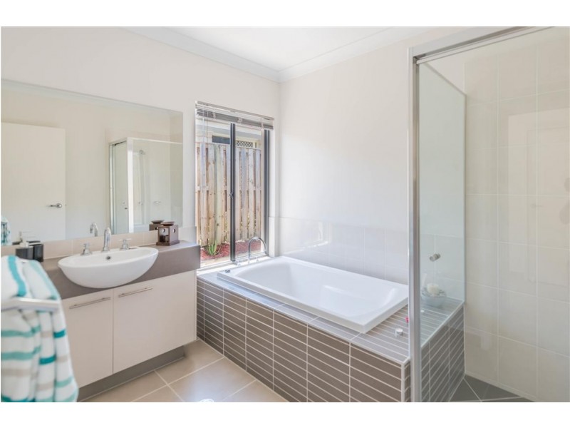 25 Barradeen Circuit, Pacific Pines QLD 4211